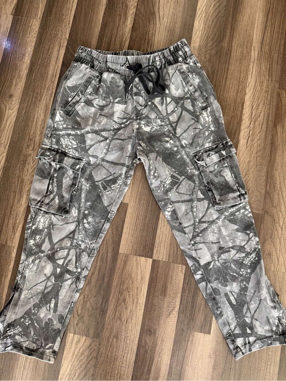 Maniere De Voir Gray & Black Abstract Cargo Pants